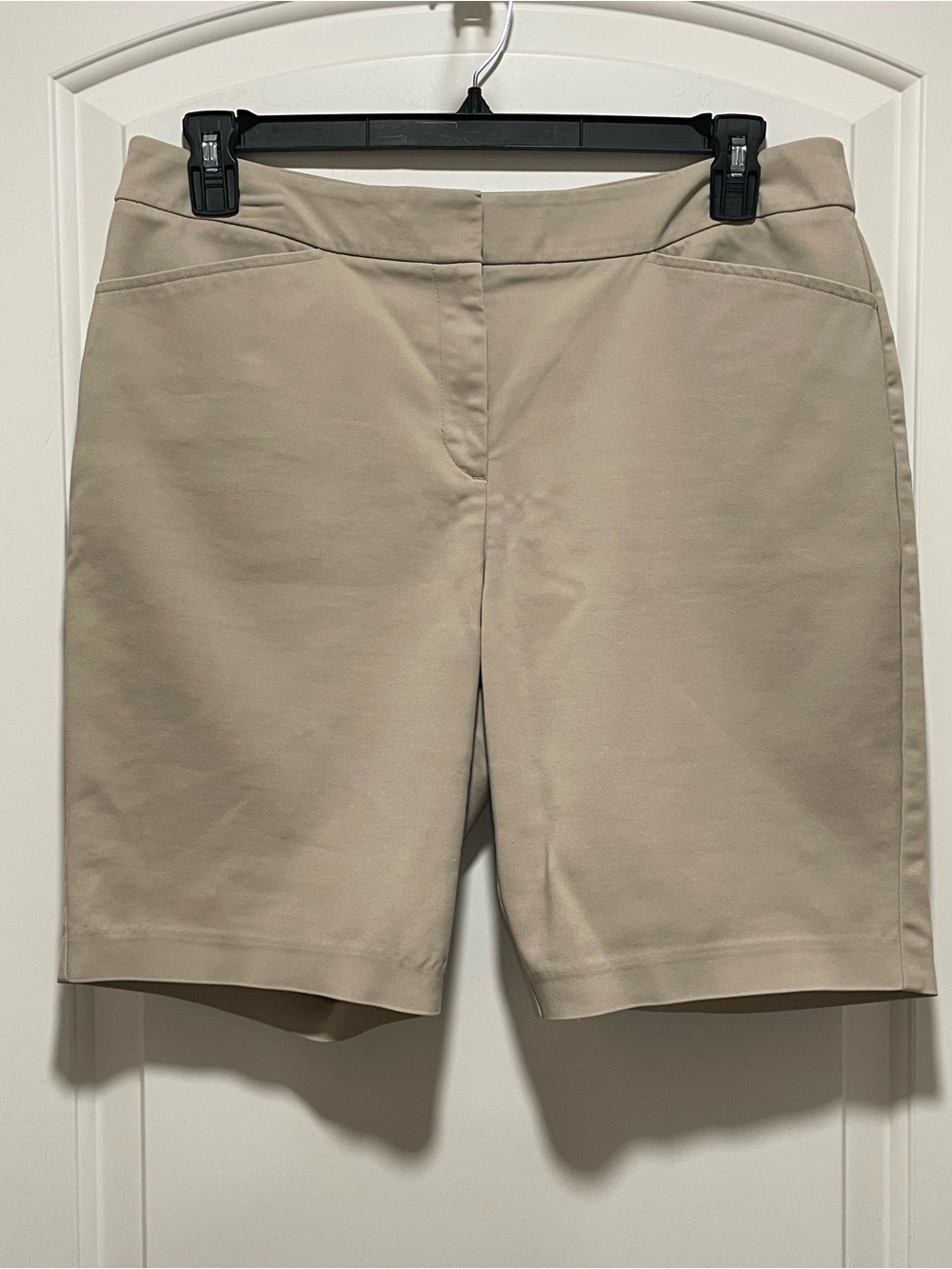 Sleek & Polished Chico’s Sz 2 Large 9.5” Classic Stretch Khaki Bermuda Shorts